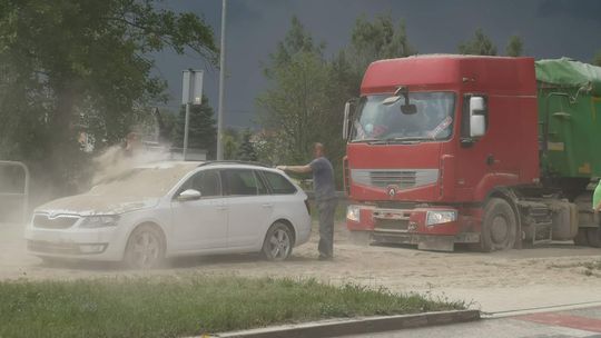 [ZDJĘCIA] GOGOLIN: 10 ton wysypało się na DW 423. Droga zablokowana, rowerzystka w szpitalu