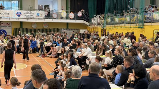 Kolorowe stoiska i tłumy mieszkańców podczas Jarmarku Wielkanocnego w Gogolinie.