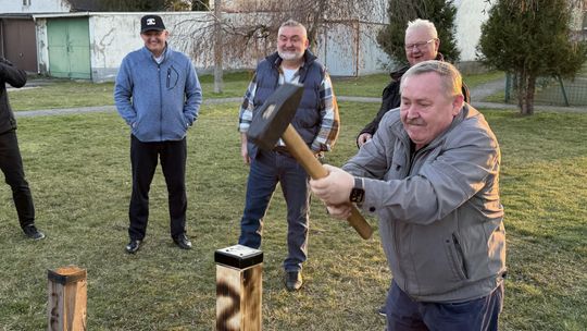 Mężczyźni podczas obchodów Józefka w Górażdżach przy wspólnym stole oraz moment symbolicznego wbicia pala.
