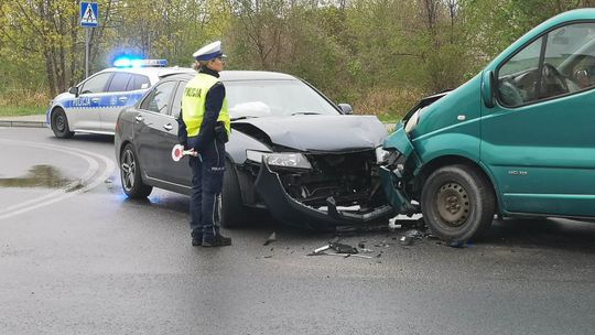 [ZDJĘCIA] Kolizja w Krapkowicach. Zderzenie na skrzyżowaniu Opolskiej i Kolejowej