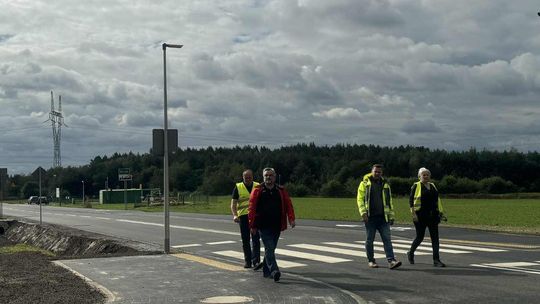 Nowo wyremontowany odcinek drogi powiatowej nr 1443O między Zdzieszowicami a Żyrową z poszerzoną jezdnią i ścieżką pieszo–rowerową.