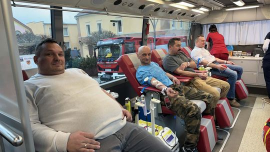 Mieszkańcy i strażacy z OSP Strzeleczki podczas XIII akcji honorowego krwiodawstwa, oddają krew przed Urzędem Miejskim.