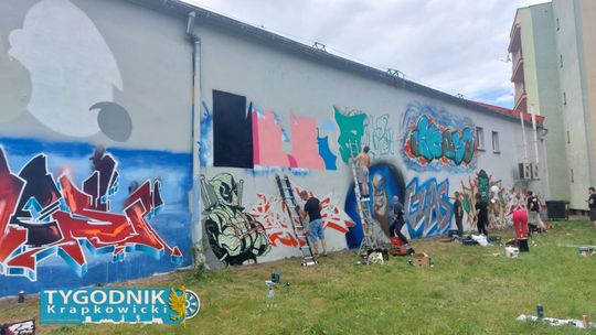 [ZDJĘCIA] Otmęt jak galeria street artu. Marvel, bajki i komiksowe murale zmieniają miasto w kolorową atrakcję