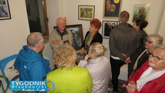 Obrazy Czesławy Szlązak prezentowane podczas wernisażu wystawy „Pod strzechą malowane” w Galerii Studnia w Krapkowicach