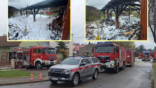 Strażacy gaszą pożar wiaty ze składowanym drewnem przy ulicy Miarki w Zdzieszowicach