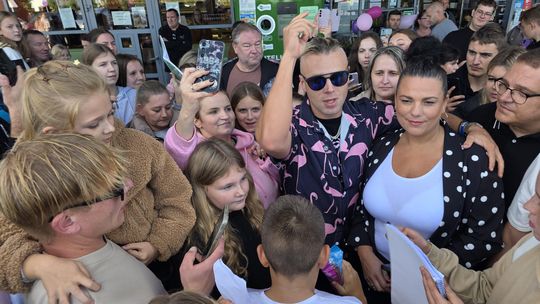 [ZDJĘCIA] Skolim w Gogolinie i Krapkowicach. Miał podpisywać produkty, a nagle zaczął śpiewać