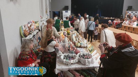 Tradycyjny stół wielkanocny w Walcach z potrawami, pisankami i świątecznymi dekoracjami.