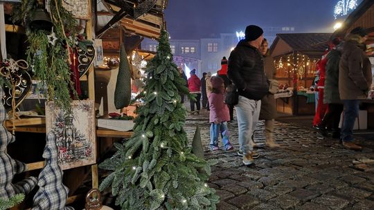 [ZDJĘCIA] Świąteczna magia w Krapkowicach. Jarmark Bożonarodzeniowy pełen atrakcji i wzruszeń
