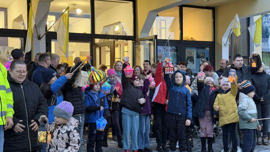 Na zdjęciu Pochód mieszkańców Górażdży z latarenkami i postacią Świętego Marcina na koniu podczas obchodów 11 listopada 2025.