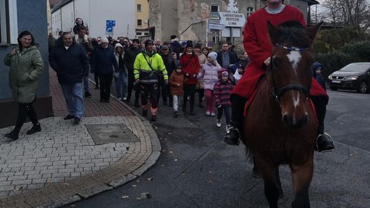 Na zdjęciu Święty Marcin na koniu prowadzi kolorowy korowód przez rynek w Krapkowicach podczas obchodów Dnia Świętego Marcina 2025