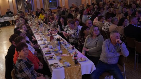 Zespół Muzyka z Familoka podczas biesiady z okazji Tłustego Czwartku w Gminnym Centrum Kultury w Gogolinie – publiczność śpiewa razem z artystami.