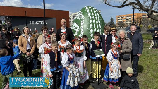 Wielkanocna kroszonka odsłonięta na placu przy bibliotece w Zdzieszowicach podczas wydarzenia z udziałem mieszkańców i zespołów folklorystycznych