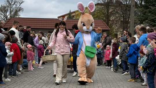 Dzieci odbierające wielkanocne paczki od Zajączka podczas wydarzenia w Kamieniu Śląskim organizowanego przez KGW Kamieńskie Babki