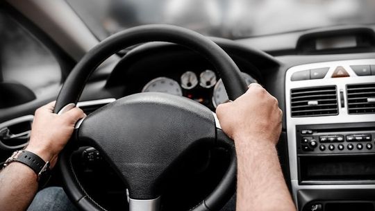 ZDZIESZOWICE: Zobaczył policjantów i zamienił się miejscami z pasażerem. 19-latek miał sądowy zakaz