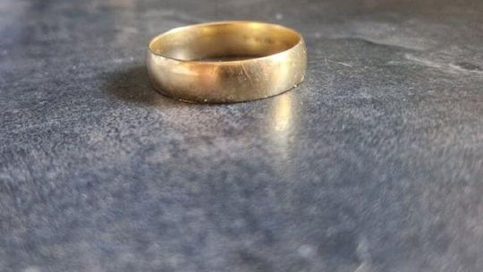 Zgubiła złotą obrączkę w Krapkowicach. Apeluje do mieszkańców o pomoc Złota obrączka zgubiona podczas spaceru w Krapkowicach na trasie między osiedlem XXX-lecia a Starostwem Powiatowym