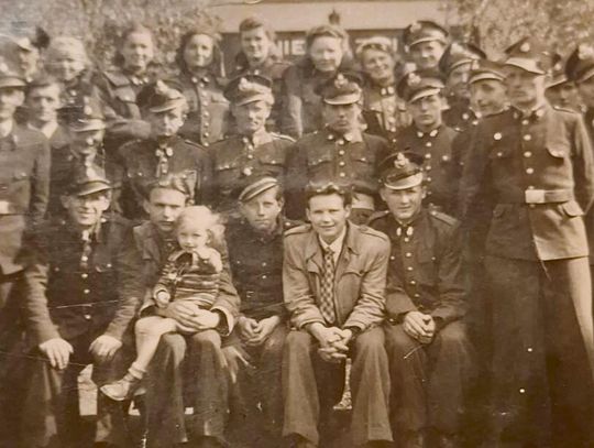 Historyczna fotografia strażaków z Obrowca w mundurach z lat 30. XX wieku