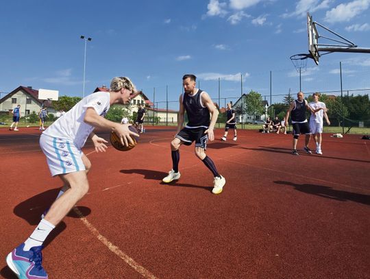 Zawodnicy rywalizujący w turnieju Streetball Krapkowice 2026 na boisku Orlik przy ul. Wrzosów.
