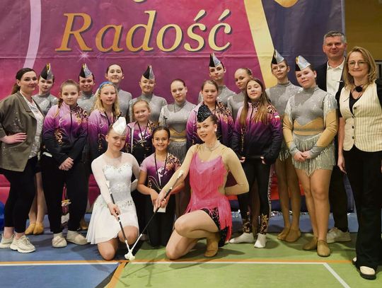 Mażoretki prezentujące układ choreograficzny na parkiecie hali w Gogolinie
