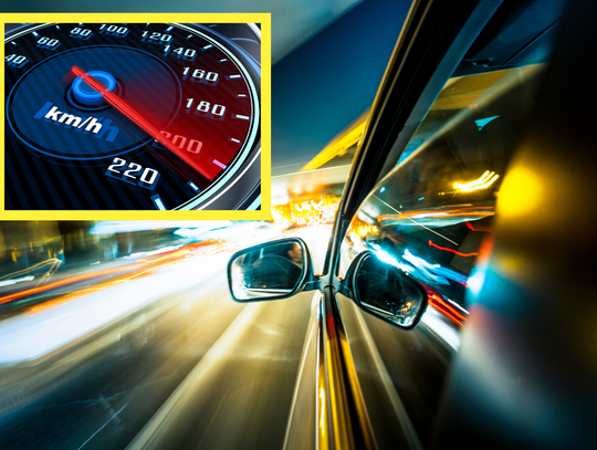 Policyjny radiowóz zatrzymujący samochód do kontroli prędkości na drodze w powiecie krapkowickim