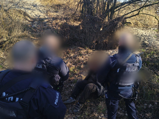 Policyjne działania podczas obławy za 17-latkiem podejrzanym o podwójne zabójstwo w Kadłubie. Zatrzymanie nastąpiło na terenie powiatu krapkowickiego.