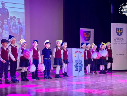 170 przedszkolaków z powiatu krapkowickiego uczyło się ratować życie. Wielki finał programu „Przedszkolak Ratuje” Na zdjęciu Przedszkolaki z powiatu krapkowickiego podczas finału programu „Przedszkolak Ratuje” w Krapkowickim Domu Kultury