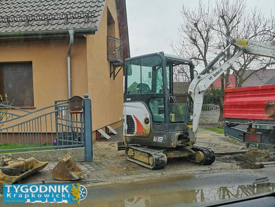 Awaria wodociągu na ulicy Kamiennej w Gogolinie – prace naprawcze na sieci wodociągowej powodujące brak wody w kilku ulicach miasta