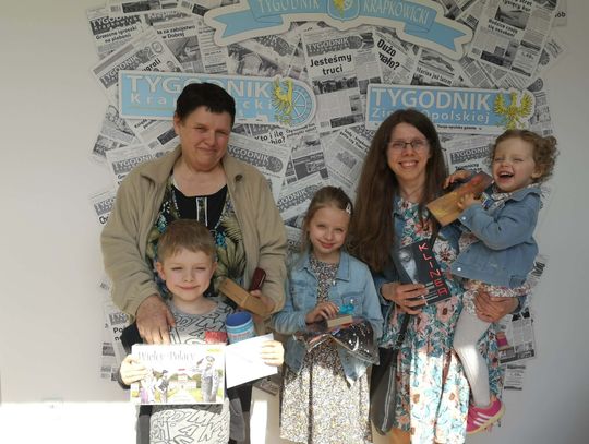 Laureaci konkursu „Znajdź zajączka z Tygodnikiem” odbierający nagrody wielkanocne
