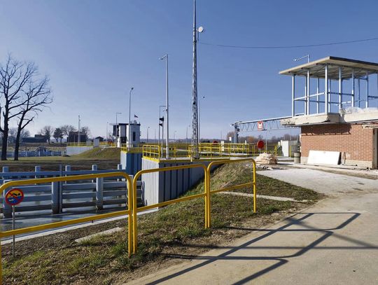 Nowa śluza na stopniu wodnym Krapkowice — zmodernizowana infrastruktura hydrotechniczna na Odrze po przebudowie awanportów i sterowni.