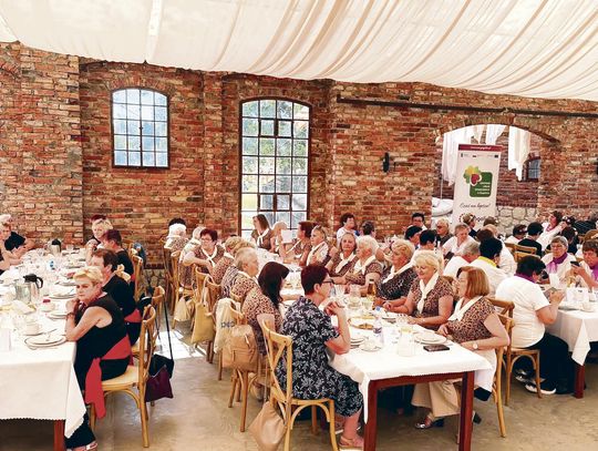 Uczestnicy Pikniku Klubów Aktywności nad Jeziorem Srebrnym w Januszkowicach podczas integracji i wspólnej zabawy