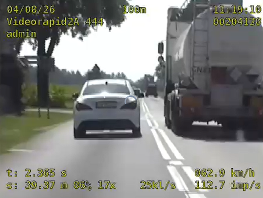 Policyjny radiowóz podczas kontroli drogowej – policjanci zarejestrowali niebezpieczną jazdę kierującej mercedesem