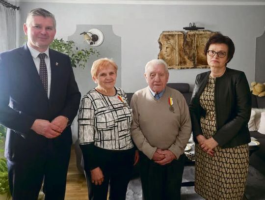 Państwo Maria i Jerzy Surowieccy z Gogolina odbierający medale za 50‑lecie małżeństwa