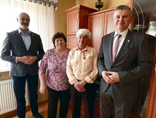 Państwo Gizela i Leon Zajonzowie z Malni podczas uroczystości wręczenia medali za 50-lecie małżeństwa