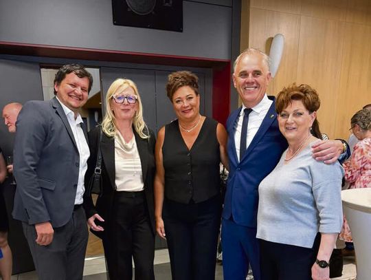 50 lat ZŠ Dolinský potok! Gogolin składa gratulacje partnerskiej szkole z Kysuckiego Nowego Miasta Delegacja z Gogolina przekazująca gratulacje podczas jubileuszu ZŠ Dolinský potok