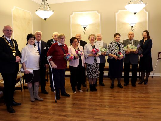 60 lat razem i wciąż się trzymają za ręce. Diamentowe Gody w Krapkowicach wzruszyły wszystkich Dziesięć par jubilatów podczas uroczystości Diamentowych Godów w Urzędzie Stanu Cywilnego w Krapkowicach.