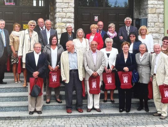 Absolwenci rocznika 1966 z Gogolina podczas spotkania po 60 latach od matury