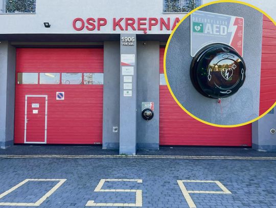 Defibrylator AED zamontowany na budynku remizy Ochotniczej Straży Pożarnej w Krępnej, dostępny dla mieszkańców przez całą dobę.