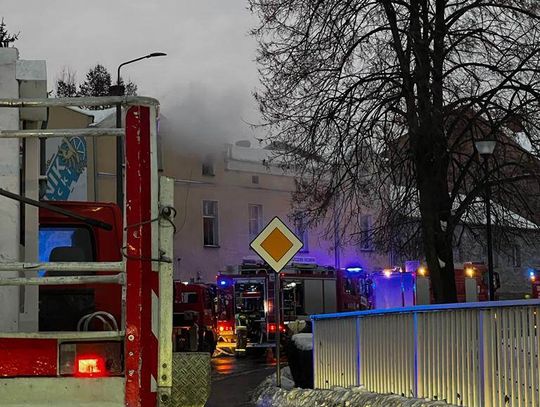 [AKTUALIZACJA] Ogień na poddaszu w centrum Krapkowic