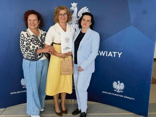 Dyrektor Aleksandra Musioł‑Kurek odbierająca wyróżniającą ocenę pracy od Opolskiego Kuratora Oświaty.