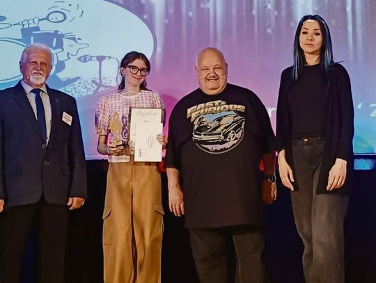 Aurelia Wójcik podwójną laureatką! Młoda wokalistka z Krapkowic triumfuje w Korfantowie i Głuchołazach Młoda wokalistka Aurelia Wójcik występująca na scenie podczas konkursu muzycznego