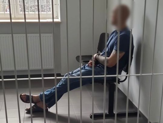 Policjanci podczas interwencji w gminie Gogolin, która doprowadziła do zatrzymania 32-latka podejrzanego o usiłowanie rozboju i posiadanie narkotyków.