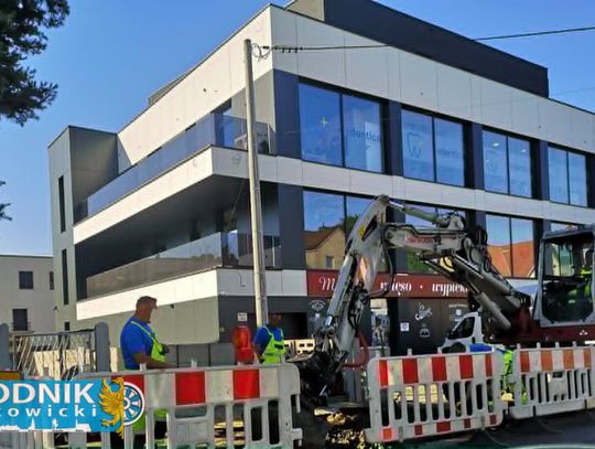 Prace przy usuwaniu awarii wodociągu w Krapkowicach. Mieszkańcy części miasta oraz Rogowa Opolskiego, Gwoździc i Dąbrówki Górnej mogą mieć problemy z dostawą wody.