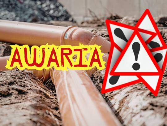 Służby wodociągowe prowadzą naprawę awarii sieci wodociągowej na ulicy Słowackiego w Krapkowicach.