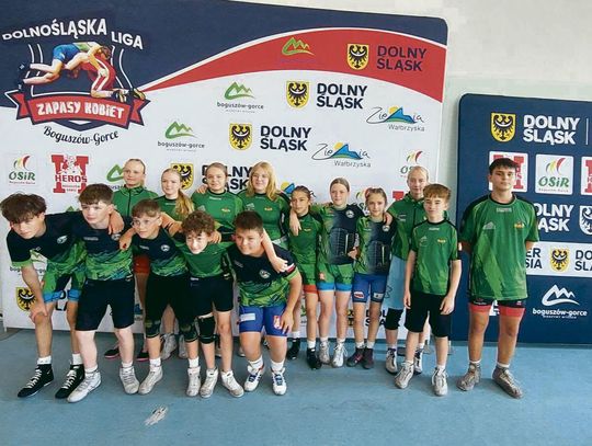Młodzi zapaśnicy ZKS Gogolin podczas rywalizacji w Dolnośląskiej Lidze Zapaśniczej w Boguszowie‑Gorcach.
