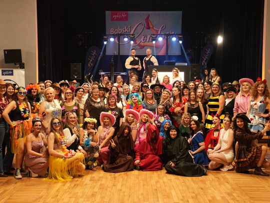 Kolorowe stroje i taniec na Babski Comber 2026 w Walcach – kobieca zabawa karnawałowa w Centrum Kultury i Czytelnictwa.