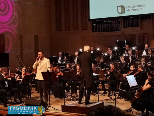 Barbórka 2025. Heidelberg Materials Górażdże świętuje w wielkim stylu w Filharmonii Opolskiej Na zdjęciu Sławek Uniatowski i orkiestra Filharmonii Opolskiej podczas koncertu Barbórkowego Heidelberg Materials w Opolu Barbórka Górażdże Cementownia 2025.jpg