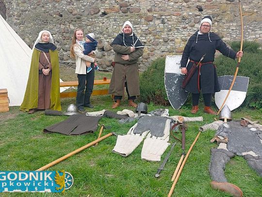 Baszta w Krapkowicach znów żyje. Były walki na miecze, strzelanie z łuku i średniowieczny obóz Otwarcie sezonu turystycznego w Baszcie Bramy Górnej w Krapkowicach – pokazy walk rycerskich, strzelanie z łuku i średniowieczne warsztaty.