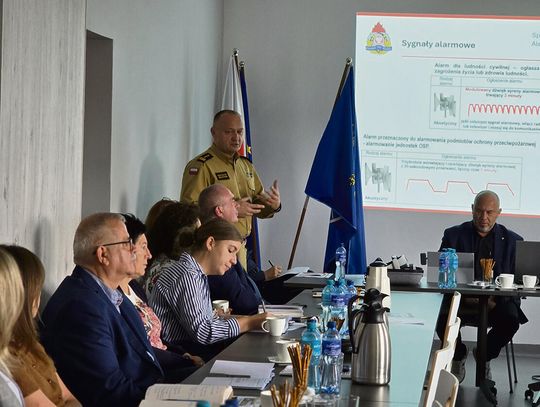Spotkanie dyrektorów szkół z przedstawicielami policji, straży pożarnej i Urzędu Miasta i Gminy w Krapkowicach dotyczące bezpieczeństwa uczniów i programu „Razem Bezpieczniej”.