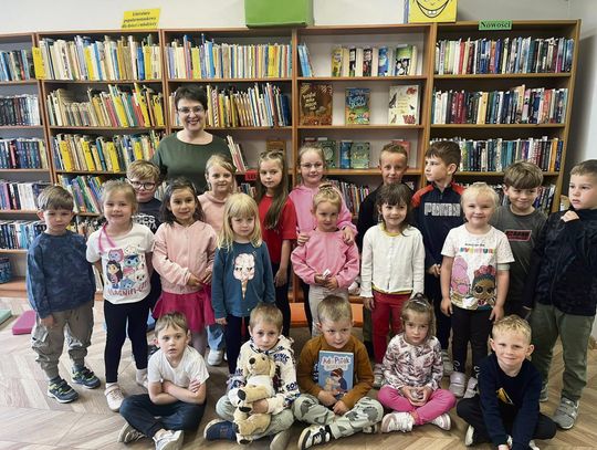 Biblioteka w Walcach tętniła życiem. Warsztaty, spotkanie autorskie i kiermasz książek przyciągnęły mieszkańców Uczestnicy warsztatów tworzenia obrazów z mchu chrobotka w bibliotece w Walcach