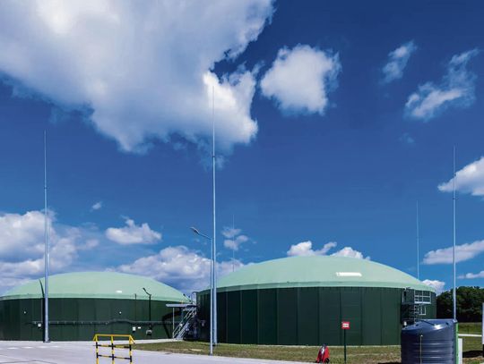 „Instalacja biogazowni rolniczej — zbiorniki fermentacyjne i infrastruktura do produkcji energii z odpadów organicznych.”