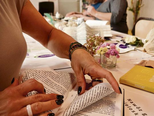 Bookfolding podbił Krapkowice. Pierwsze warsztaty w bibliotece zachwyciły uczestników Uczestnicy warsztatów bookfoldingu z książkami przeznaczonymi na makulaturę w bibliotece w Krapkowicach